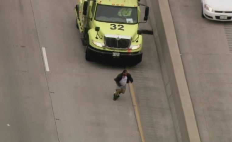 Intamplare bizara pe o autostrada din SUA. Un barbat a alergat printre masini cu pantalonii in vine