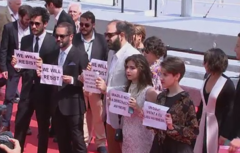 Cannes continua cu proiectiile peliculelor "Julieta" si "Aquarius". Actorii au aparut cu mesaje politice pe covorul rosu