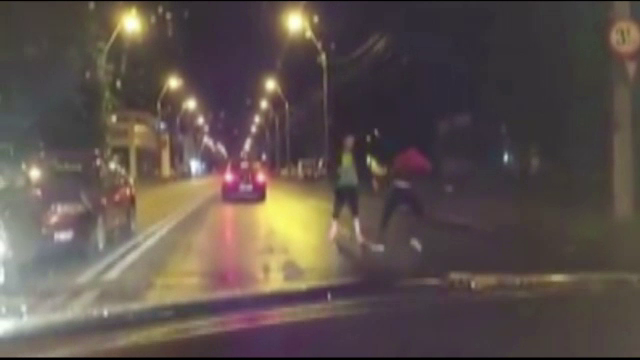 Au oprit masinile in mijlocul drumului si au inceput sa-si care pumni si picioare. Scenele filmate in traficul din Galati