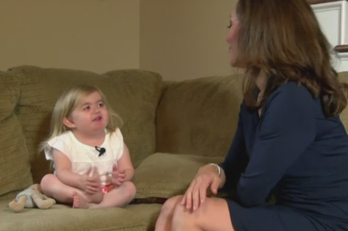 Fetita de 7 ani care a cucerit internetul cu pofta ei de viata, desi sufera de o boala rara