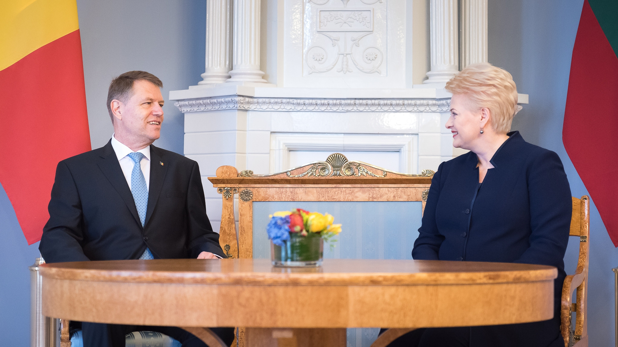 Iohannis analizeaza problema migrantilor, in Lituania. Cadoul pe care i l-a facut presedintei Dalia Grybauskaite. FOTO
