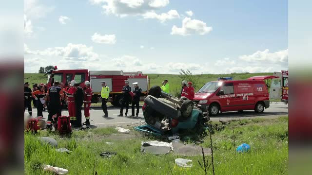 Tata, fiica si verisoara, toti morti intr-un accident rutier in Mehedinti. Impactul cu TIR-ului a fost devastator