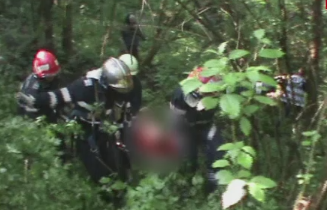 Batran din Arges, salvat in ultima clipa de la moarte. Cum a ajuns sa zaca o noapte intr-o rapa cu noroi, in frig