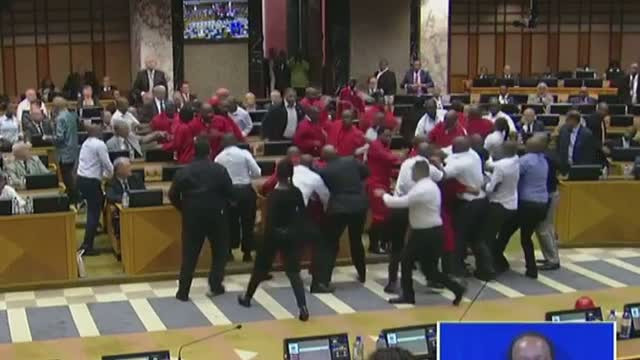 Bataie in parlamentul sud-african. Motivul pentru care deputatii cer demisia presedintelui Jacob Zuma