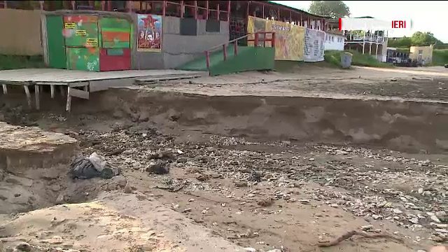 Mobilizare in Vama Veche pentru refacerea plajei. O viitura puternica a lasat in urma un crater urias de 2 metri adancime