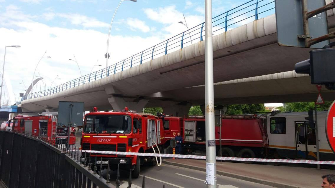 Incendiu intr-o cladire de birouri din Bucuresti, in apropiere de Podul Basarab. Zeci de persoane au fost evacuate. FOTO