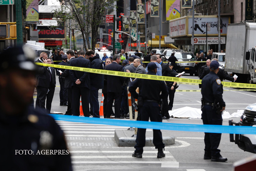 Un barbat a fost impuscat mortal de un agent NYPD in centrul Manhattan-ului. "L-am vazut pe politist plangand"