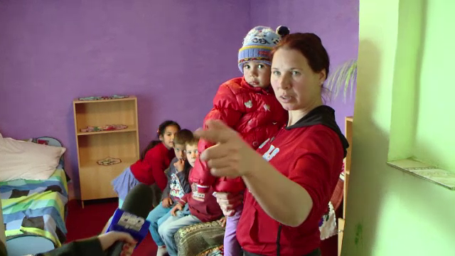 Saracia crunta in care traieste o familie cu 7 copii, din Iasi: "Nu avem baie, nu avem conditii, ne spalam la lighean"