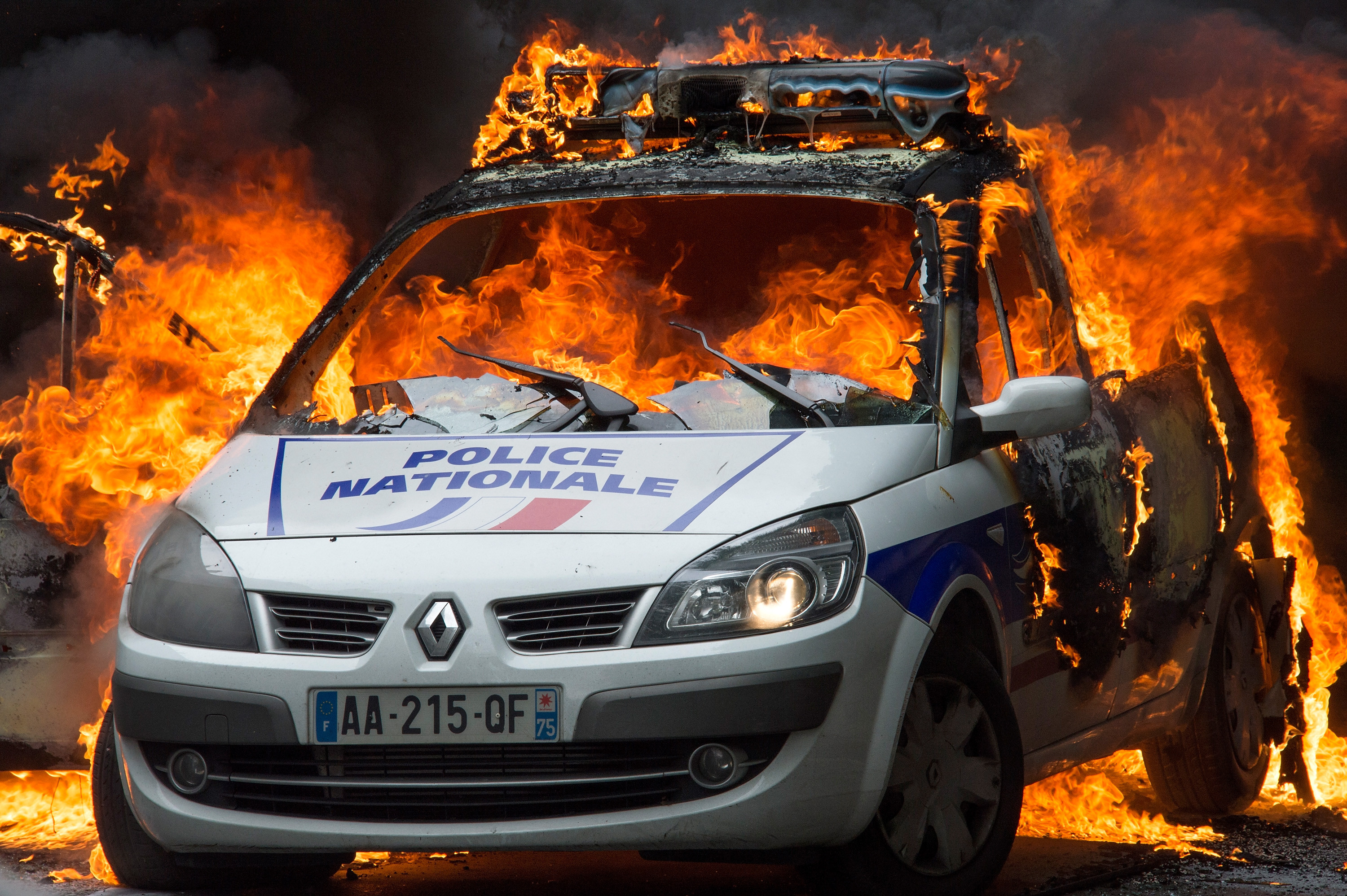 O masina a politiei a fost incendiata la Paris