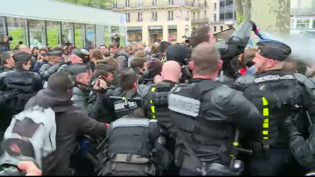 Greve si proteste violente in Franta. Manifestantii s-au ciocnit cu fortele de ordine si au incendiat o masina de politie