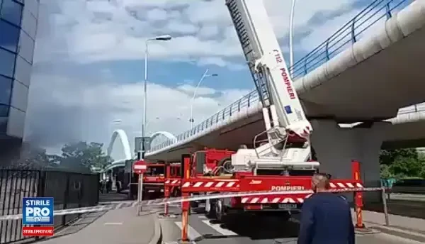 Incendiu intr-o cladire de birouri din Bucuresti, in apropiere de Podul Basarab. Zeci de persoane au fost evacuate. FOTO