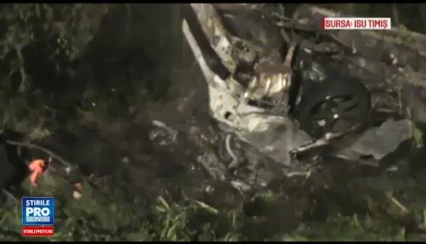 ANIMATIE GRAFICA. Soferul din Timis a zburat cu 200 km/ora peste sensul giratoriu, s-a rasturnat si masina a luat foc