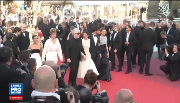 Cannes continua cu proiectiile peliculelor Julieta si Aquarius. Actorii au aparut cu mesaje politice pe covorul rosu