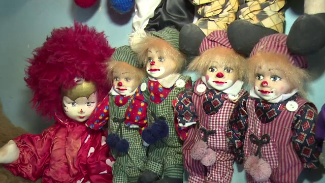 O femeie din Barlad si-a gasit refugiul in lumea jucariilor. Ce a adunat in apartamentul ei: "Nu concep sa ma despart de ele"