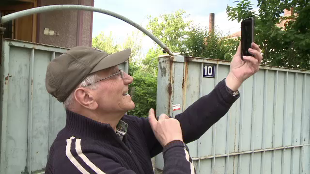 Un castan din Sibiu a devenit atractie turistica. Motivul pentru care toti trecatorii se pozeaza cu el