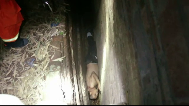 Un chinez, ametit de bautura, a ramas blocat intr-o gaura de langa zidul unei cladiri. Cum l-au salvat pompierii