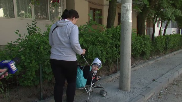 Situatie absurda intr-un cartier din Craiova: oamenii fac slalom printre stalpi de beton, pe trotuar. Explicatia primariei