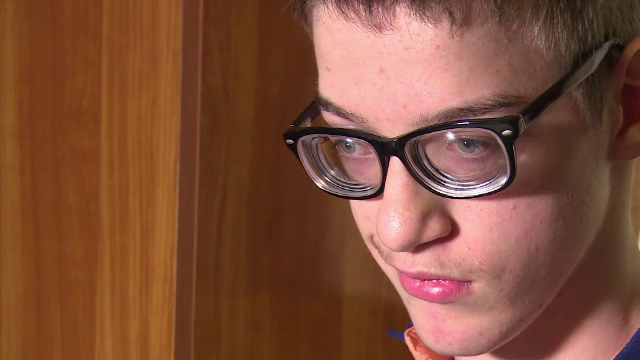 La 15 ani, sufera de tetrapareza spastica si a trecut prin opt operatii. Interventia care l-ar putea ajuta sa mearga din nou