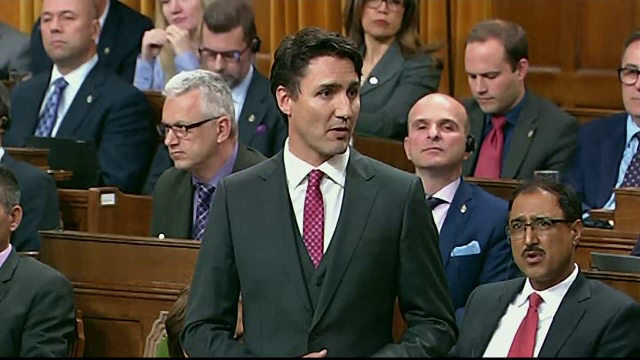 Premierul Canadei si-a cerut scuze dupa ce a lovit cu cotul, din greseala, o doamna parlamentar. VIDEO