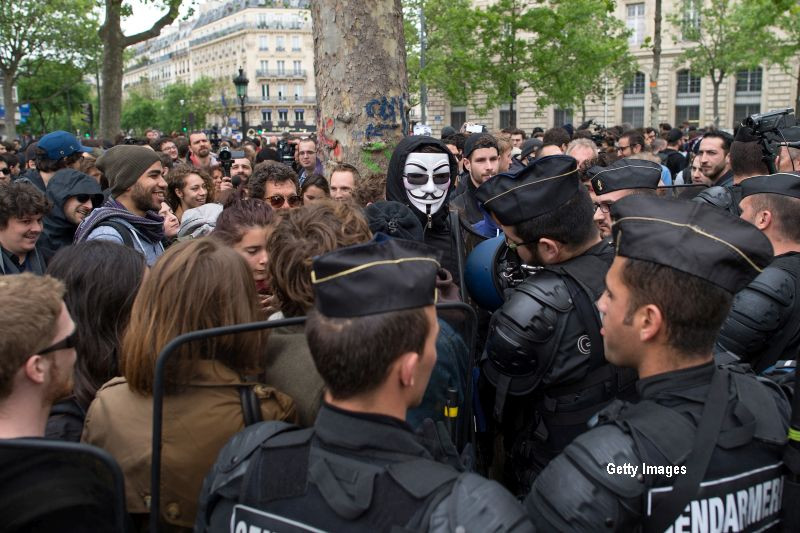 Proteste violente fata de politie la Paris: o masina a fost atacata si incendiata in timp ce doi agenti se aflau inauntru