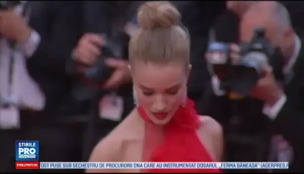 Fotomodelul de 19 ani care a atras toate privirile la Cannes. I-a facut pe multi sa se intrebe daca poarta lenjerie intima