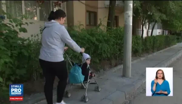 Situatie absurda intr-un cartier din Craiova: oamenii fac slalom printre stalpi de beton, pe trotuar. Explicatia primariei