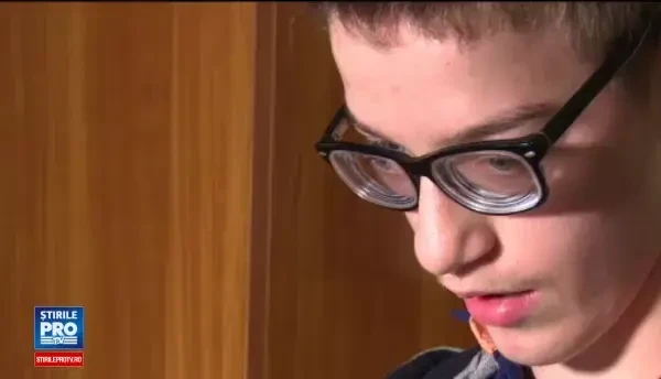 La 15 ani, sufera de tetrapareza spastica si a trecut prin opt operatii. Interventia care l-ar putea ajuta sa mearga din nou