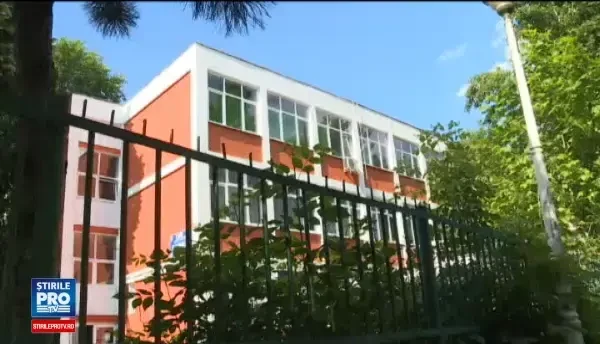 Perchezitii cu final tragic la o scoala din Capitala. Contabilei i s-a facut rau cand a vazut ce fac politistii si a murit