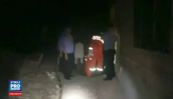Un chinez, ametit de bautura, a ramas blocat intr-o gaura de langa zidul unei cladiri. Cum l-au salvat pompierii