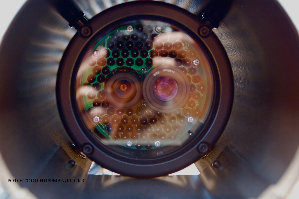 iLikeIT. Solutii ieftine ca sa va supravegheati non-stop locuinta. Camerele care transmit chiar si pe YouTube