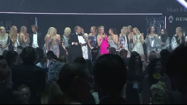 Milla Jovovich, Uma Thurman si Hellen Mirren, printre vedetele care au stralucit la gala de caritate AMFAR