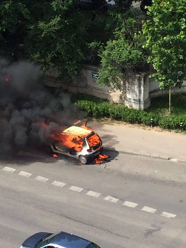 Un autoturism a luat foc pe Soseaua Fundeni din Capitala. Imagini de la interventia pompierilor