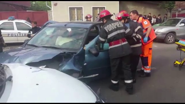 Un batran de 70 de ani a provocat un accident, dupa ce i s-a facut rau la volan. Cine mai era cu el in masina