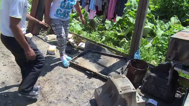 O familie din Dambovita a ramas fara casa, dupa un incendiu violent. Aparatul banal de la care au pornit flacarile