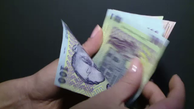 Veniturile medii ale unei familii din Romania se situeaza sub 3.000 lei/luna. Din ce fac romanii bani si pe ce ii cheltuiesc