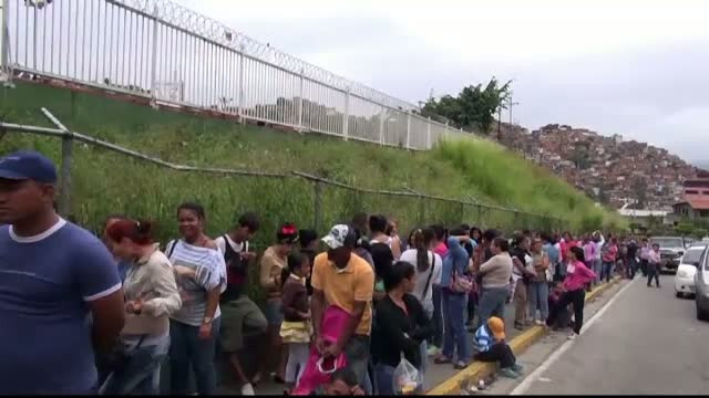 Dezastrul din Venezuela a dat nastere unei noi profesii: statul la coada. Presedintele Maduro: "Da, sunt nebun ca o capra"