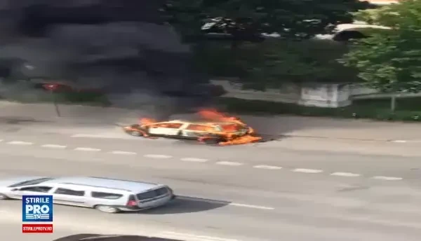 Un autoturism a luat foc pe Soseaua Fundeni din Capitala. Imagini de la interventia pompierilor