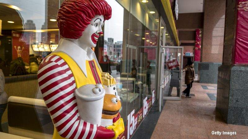 Placinta cu mere le-a facut pe aceste doua angajate de la McDonald’s sa se ia serios la harta. A venit Politia. VIDEO