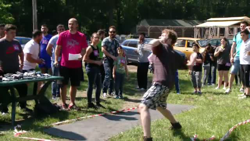 Motivul pentru care sute de romani au stat la coada ca sa-si ARUNCE telefoanele. "Am venit sa imi vars frustrarile"