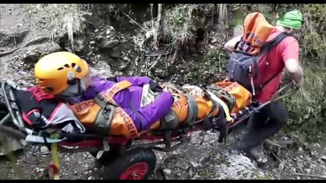 O turista canadiana s-a accidentat pe cel mai greu traseu din Romania. Misiunea dificila prin care a fost salvata