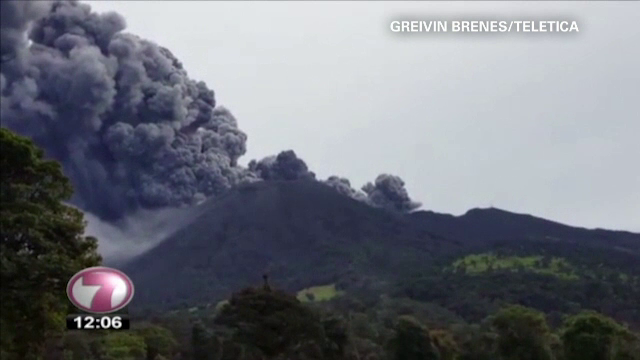Eruptia vulcanului Turrialba din Costa Rica, filmata. Un alt Vulcan activ din Indonezia a luat vietile a trei oameni