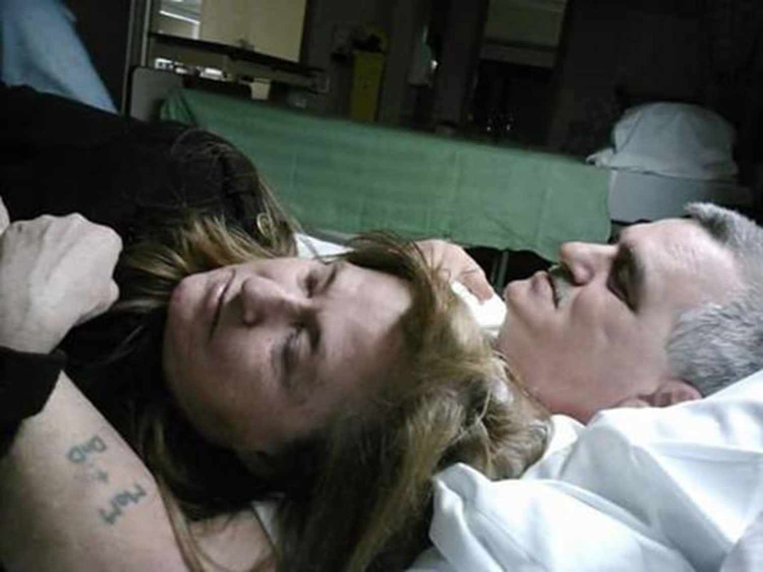 Ultima dorinta a unui barbat aflat pe patul de moarte a fost sa-si tina sotia de mana. Detaliul emotionant din imagine