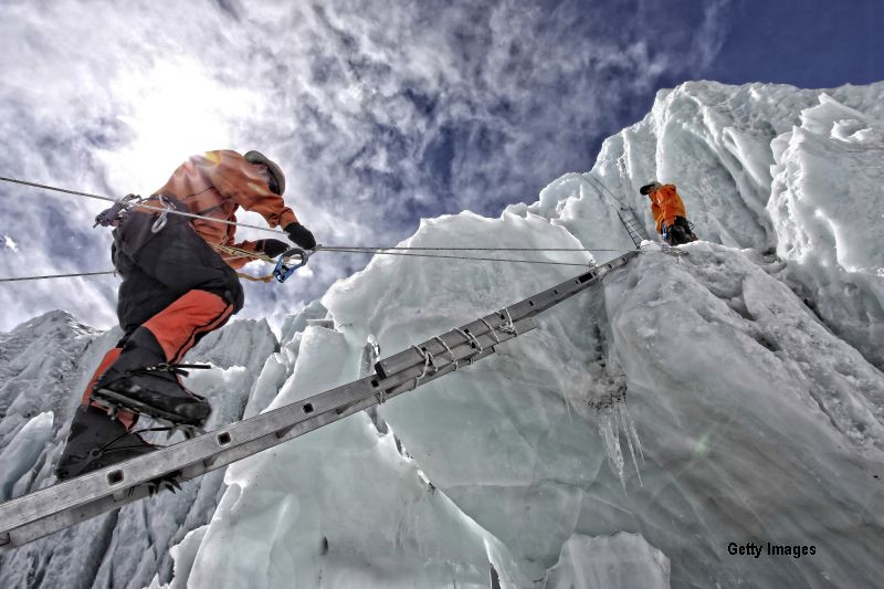 Triumf si moarte pe Everest, dupa ce o adolescenta de 19 ani a ajuns in varf. Soarta tragica a unei profesoare care cobora
