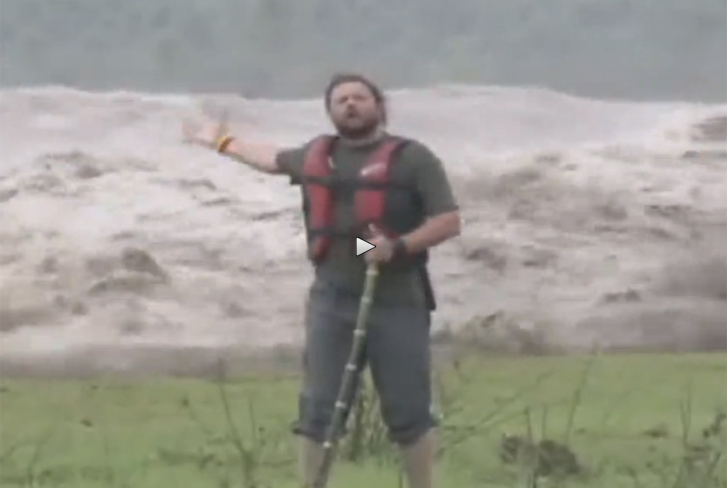 Imaginile cu "Bear Grylls al Braziliei" care au ajuns viral. De ce a fost ironizat de internet
