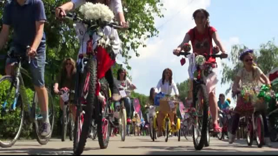 Mars pe biciclete pe faleza din Galati. Cum s-au echipat doamnele si domnisoarele care au participat la eveniment