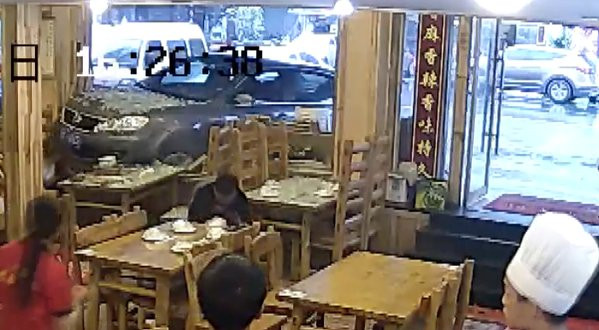 S-au trezit cu masina la masa, in mijlocul restaurantului. Explicatia uluitoare a soferitei care a produs accidentul