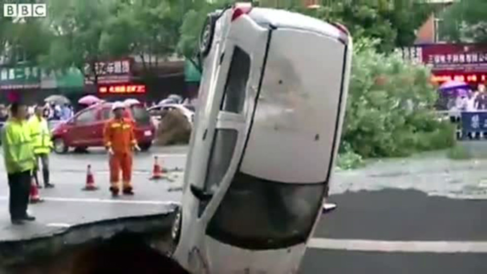 O groapa uriasa s-a cascat in asfalt si a inghitit PATRU masini. Pompierii, politistii si trecatorii le-au scos din pamant