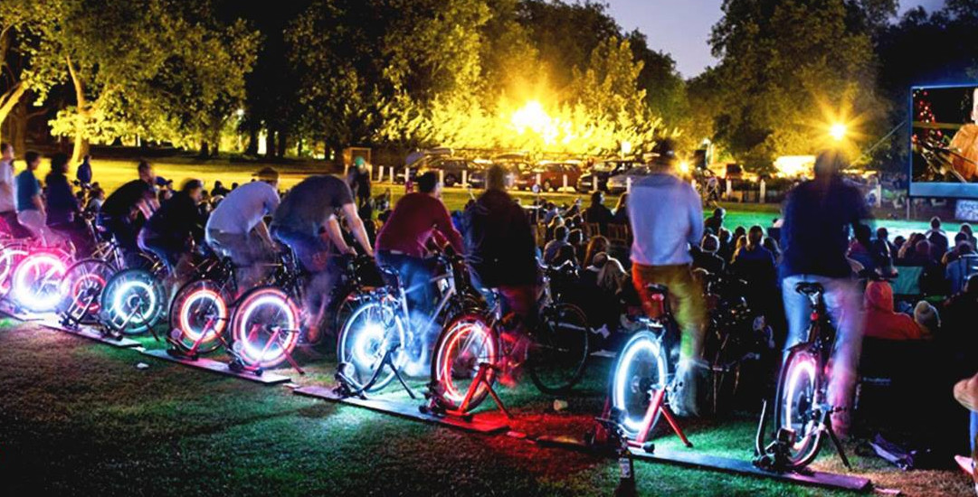 Cinematograful verde care functioneaza pe baza de pedalat. De cate biciclete este nevoie pentru o proiectie de film