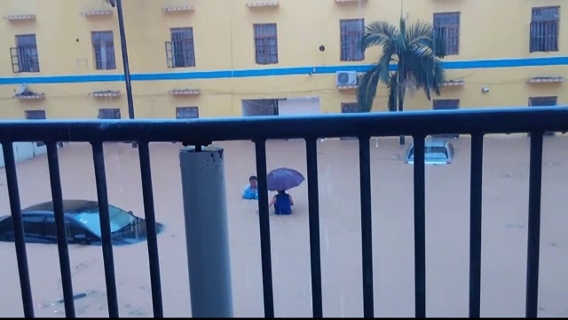 Inundatii devastatoare in sudul Chinei. Elevii unei scoli au ramas blocati la etajele superioare, dupa ce apa a atins 1.70 m