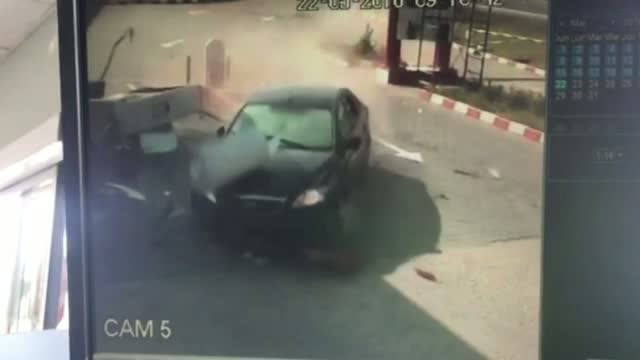 O soferita a pierdut controlul masinii si ai intrat ghiulea intr-o benzinarie de pe Autostrada Bucuresti - Pitesti